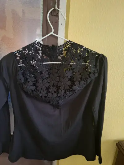 Blusa Nueva. Manga larga, hombros descubiertos. - miniatura 1