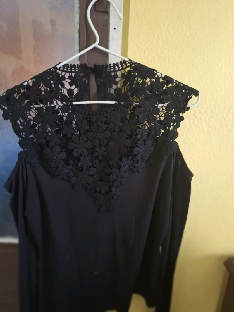 Blusa Nueva. Manga larga, hombros descubiertos. - 2