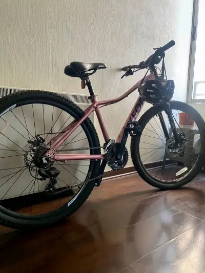 Bicicleta de montaña Oxford rosada con casco - miniatura 1