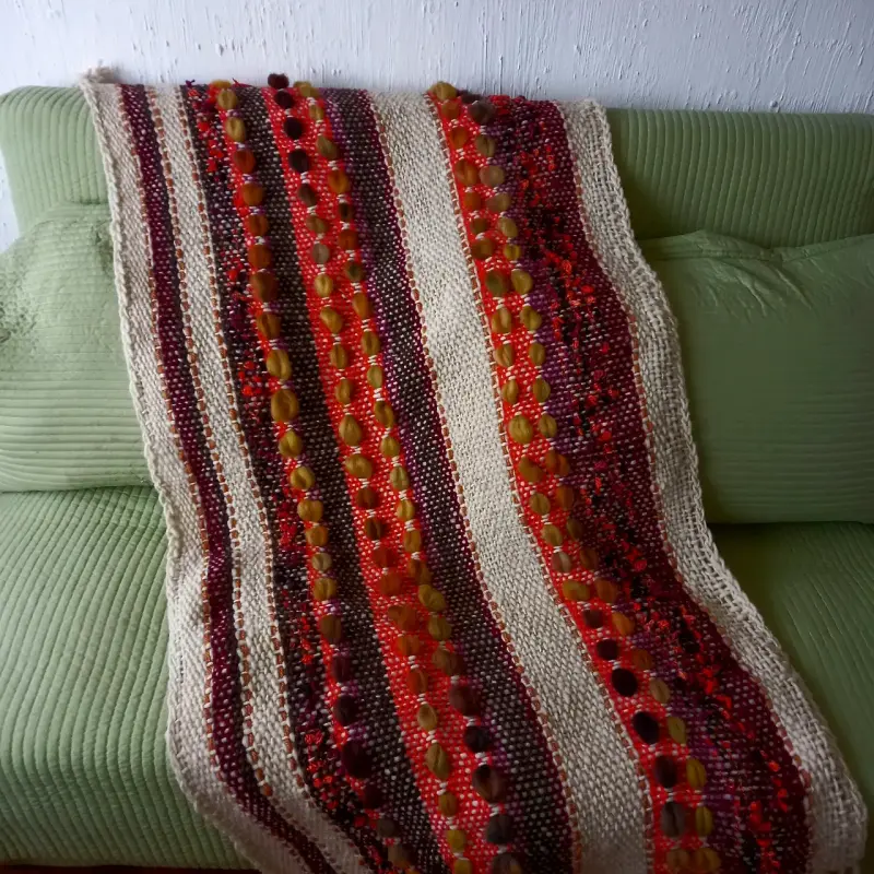 Manta tejida artesanal con diseño colorido - 2