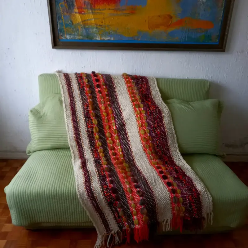 Manta tejida artesanal con diseño colorido - 4