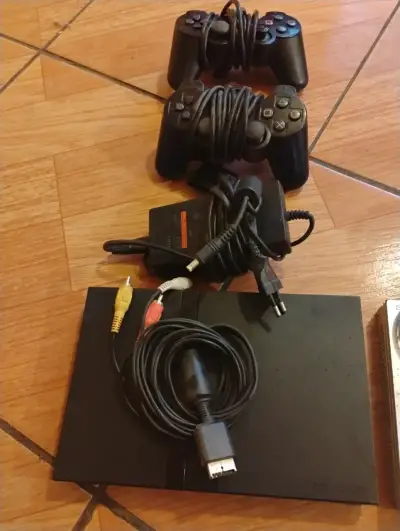 Consola PlayStation 2 con dos controles y cables - miniatura 1