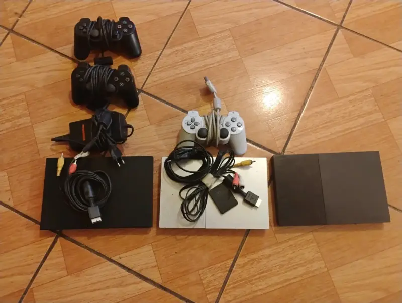 Consola PlayStation 2 con dos controles y cables - 2