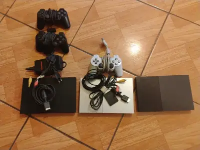 Consola PlayStation 2 con dos controles y cables - miniatura 2