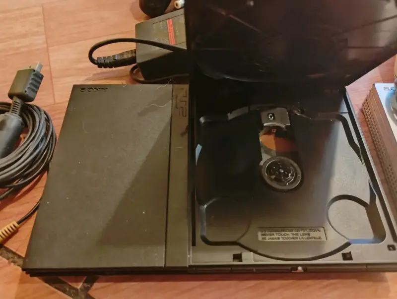 Consola PlayStation 2 con dos controles y cables - 4