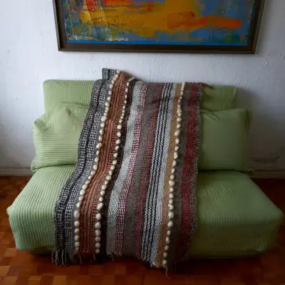 Manta tejida a telar multicolor con pompones - miniatura 1