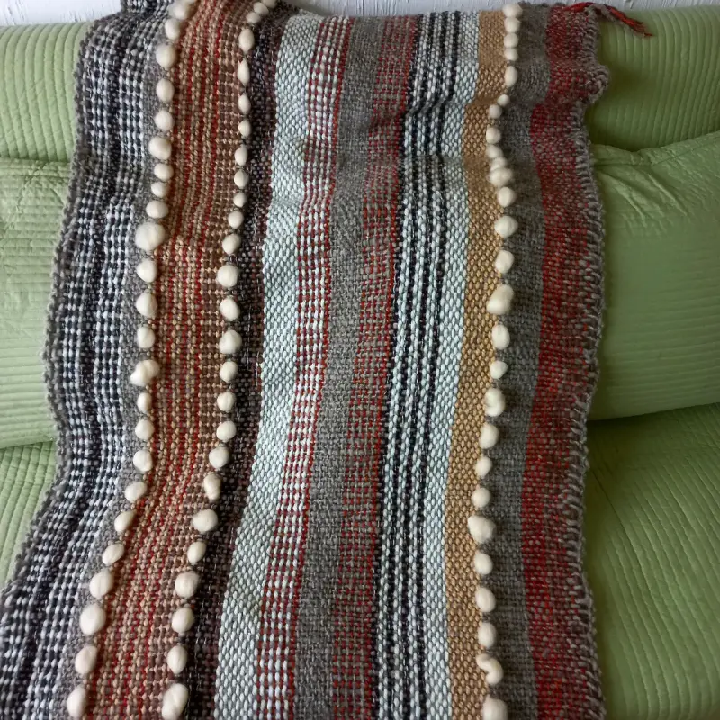 Manta tejida a telar multicolor con pompones - 2