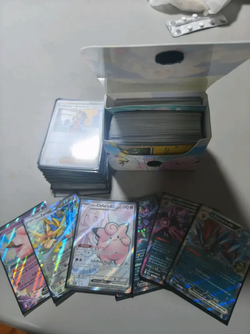 Lote de cartas coleccionables Pokémon con caja temática - 2