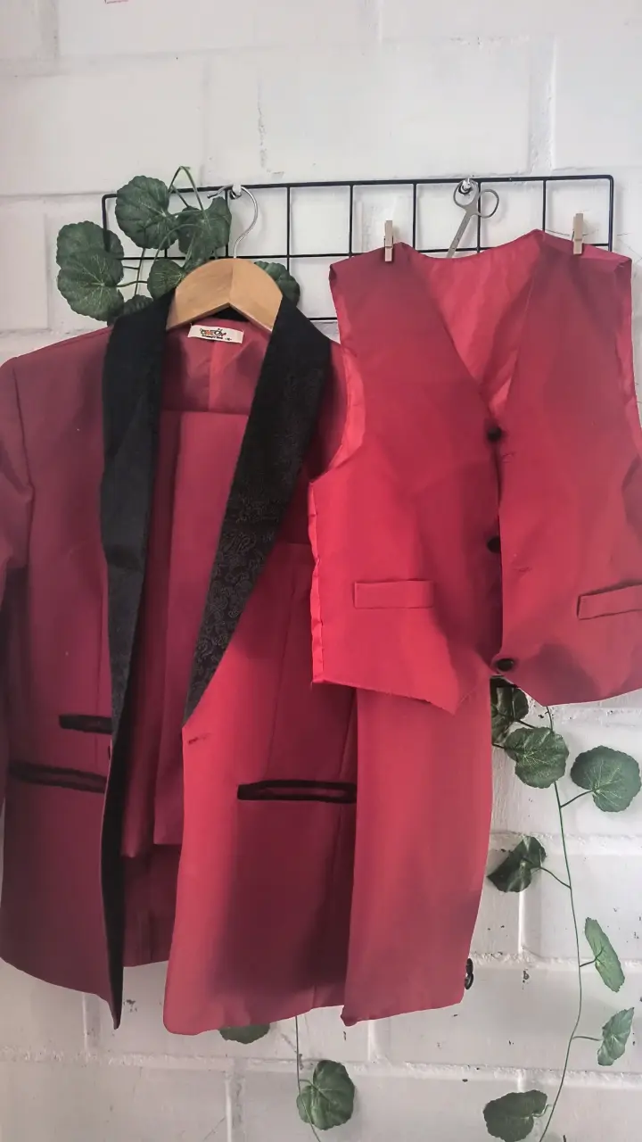 Traje rojo con chaleco para hombre