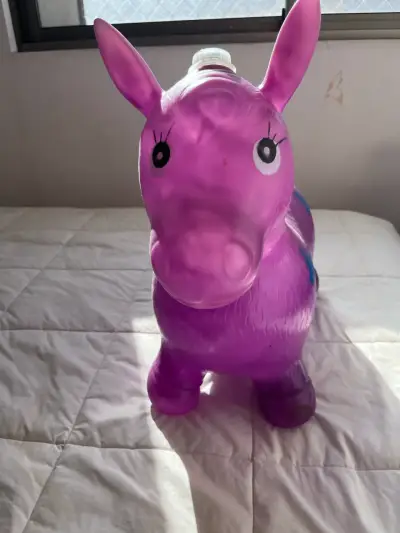 Caballo inflable de juguete color morado - miniatura 1