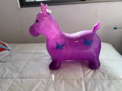 Caballo inflable de juguete color morado - miniatura 2