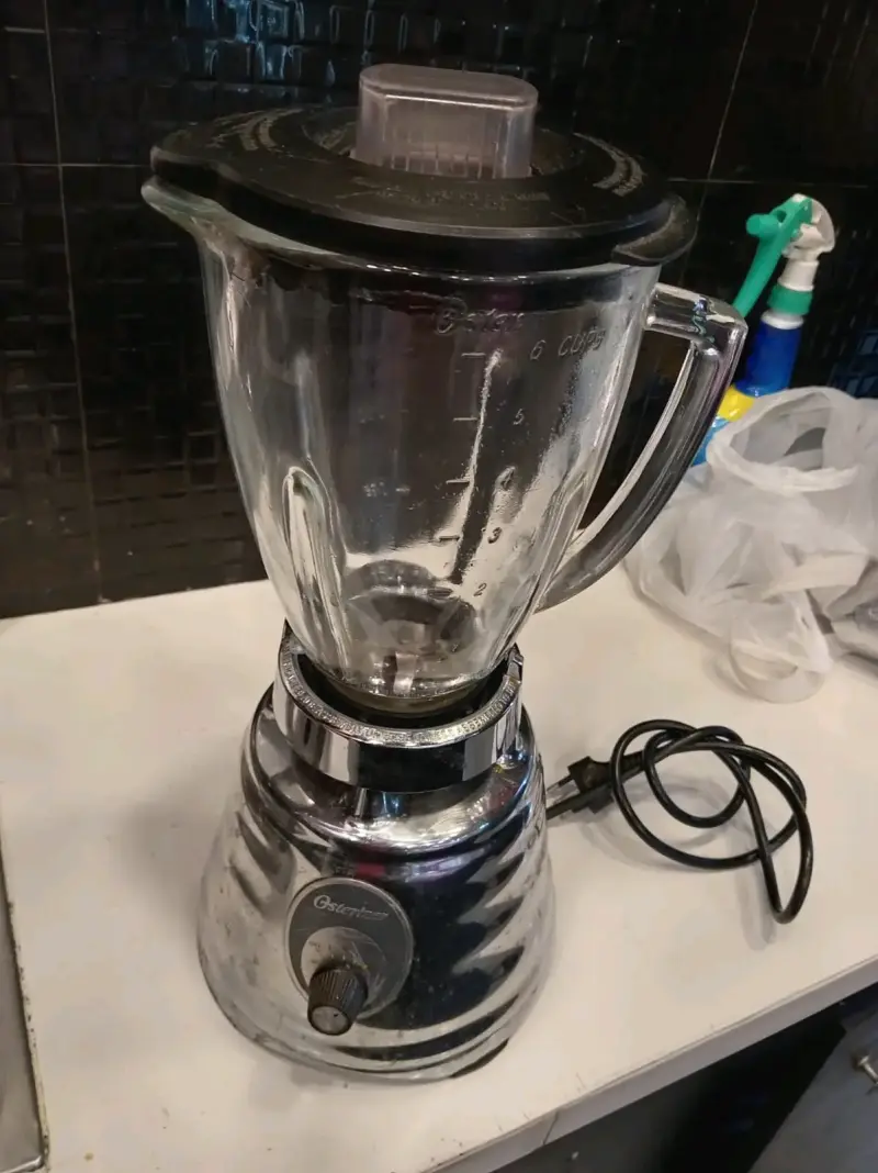Licuadora Oster de vidrio con base metálica