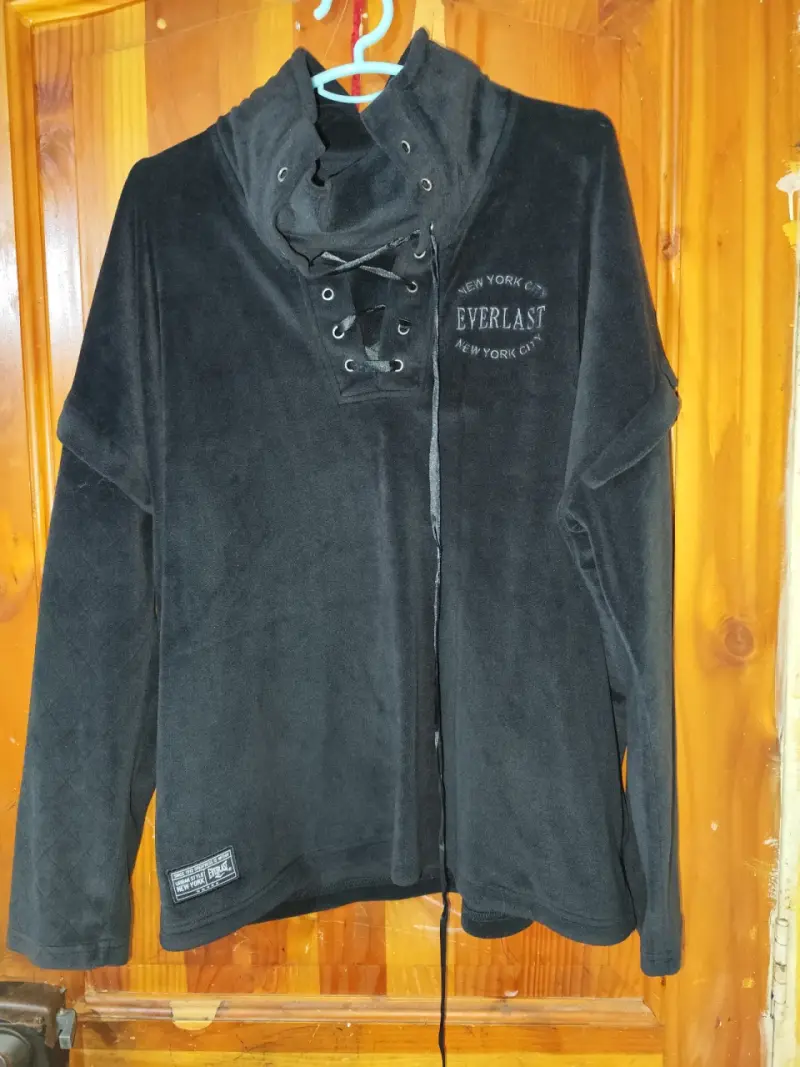 Polerón negro Everlast con cuello alto