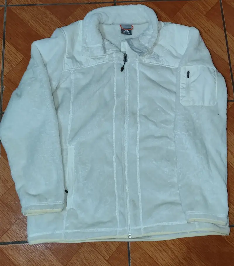 Chaqueta polar blanca ACG para invierno