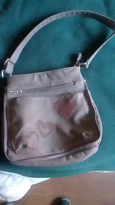 Bolso cruzado marrón con diseño de corazones - miniatura 1
