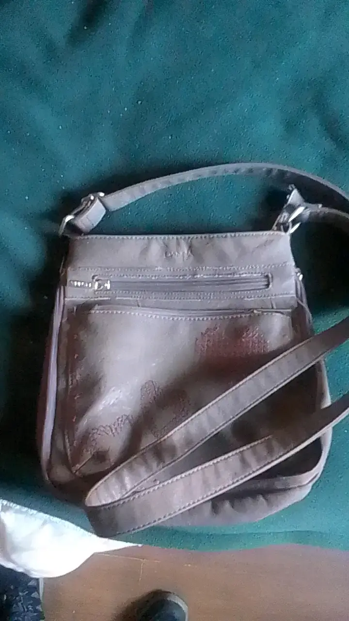 Bolso cruzado marrón con diseño de corazones - 2