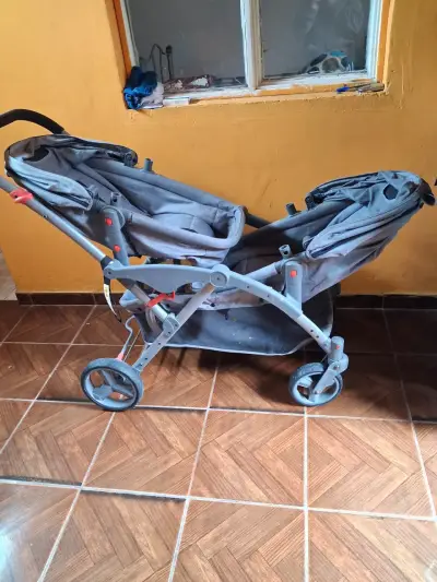 Coche doble para bebé en buen estado - miniatura 1