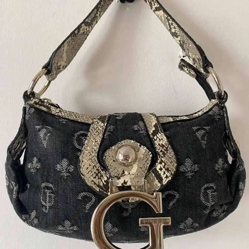 Cartera Guess negra con detalles dorados