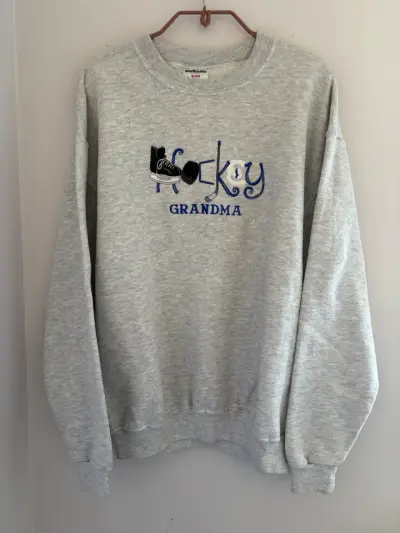 Polerón gris Jerzees con diseño Hockey Grandma - miniatura 1