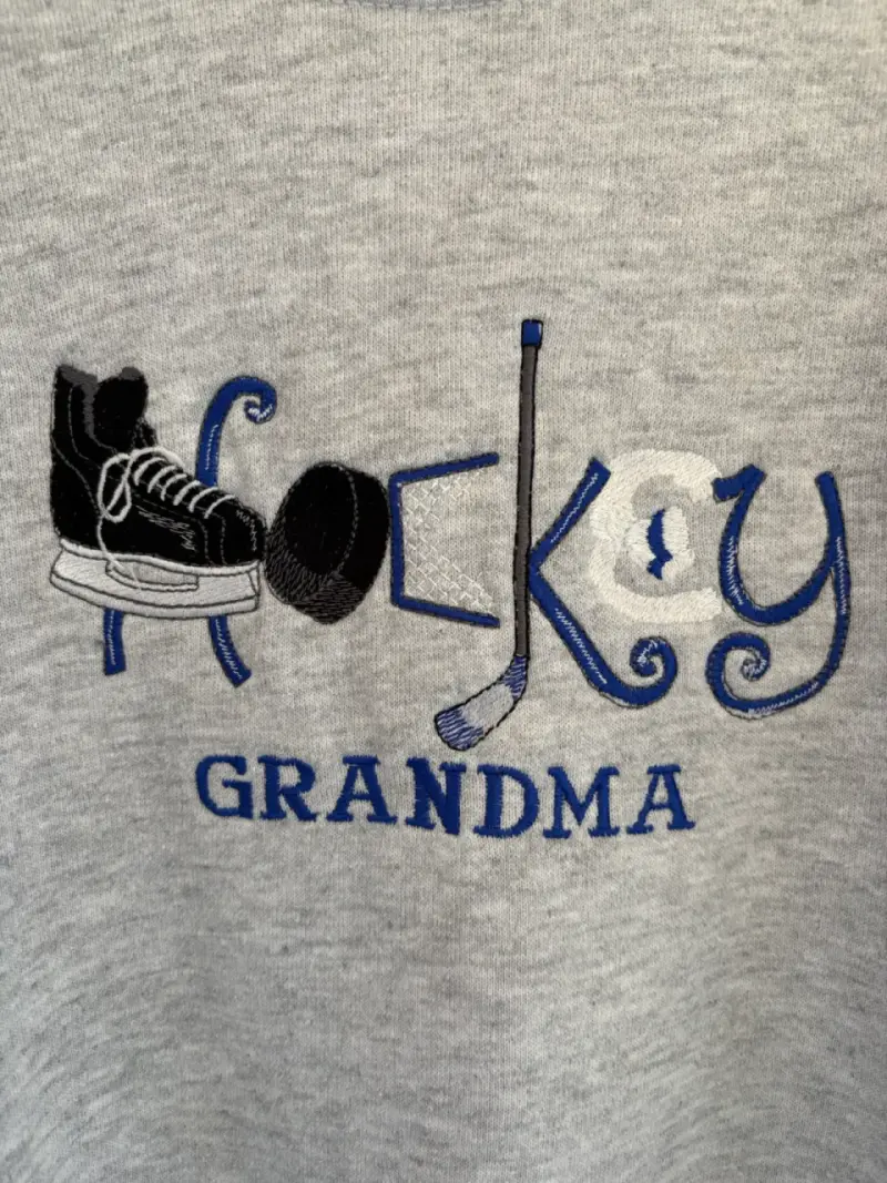 Polerón gris Jerzees con diseño Hockey Grandma - 3