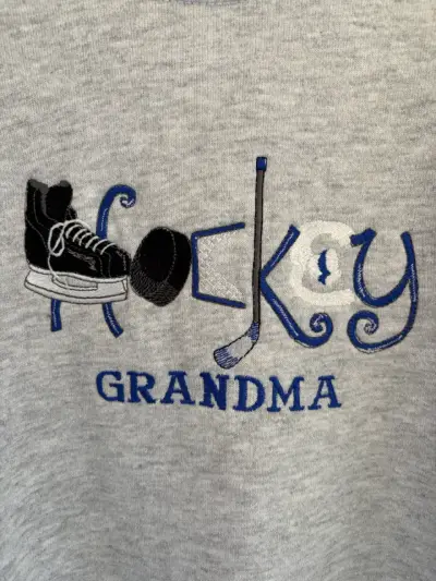 Polerón gris Jerzees con diseño Hockey Grandma - miniatura 3