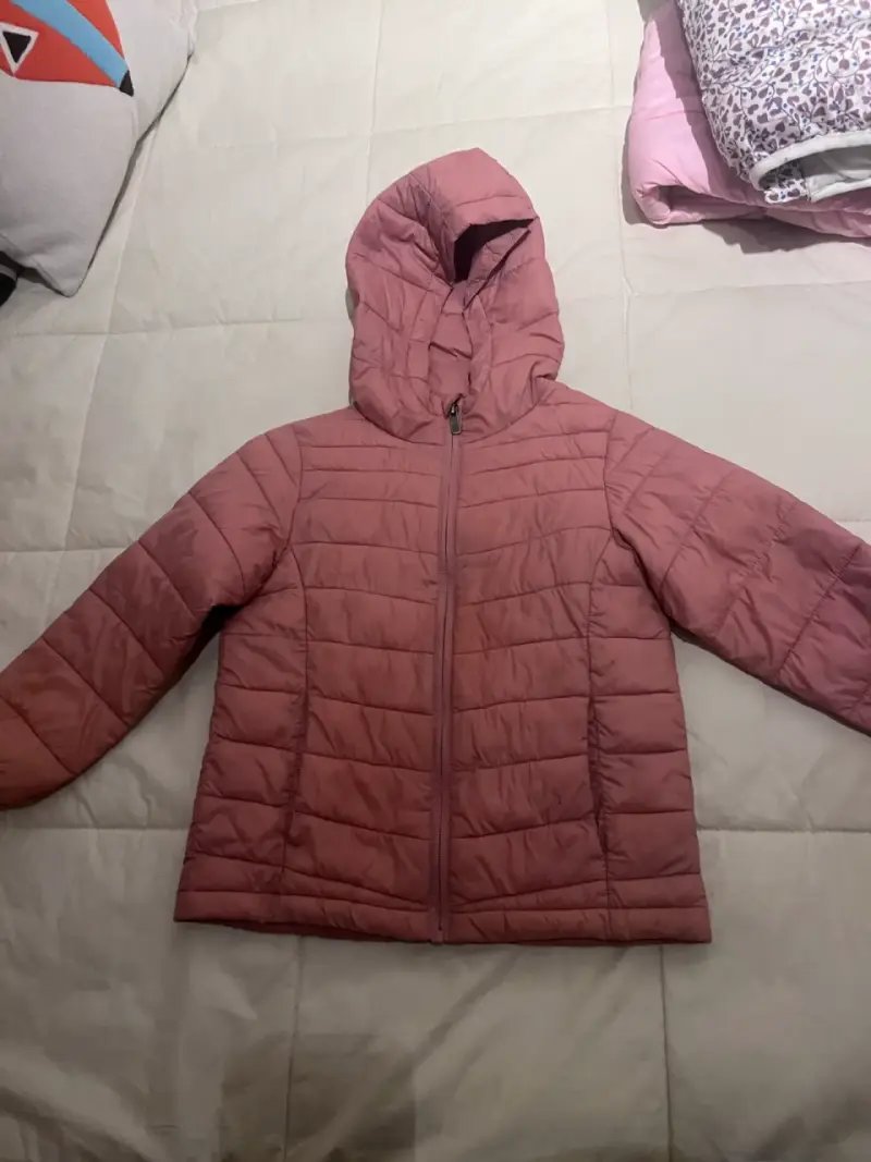 Chaqueta acolchada rosa para niña con capucha