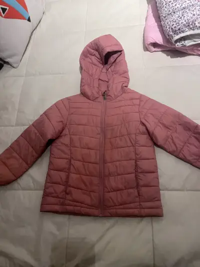Chaqueta acolchada rosa para niña con capucha - miniatura 1