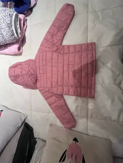 Chaqueta acolchada rosa para niña con capucha - miniatura 4