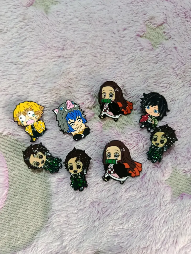 Set de pines de anime variados - 2