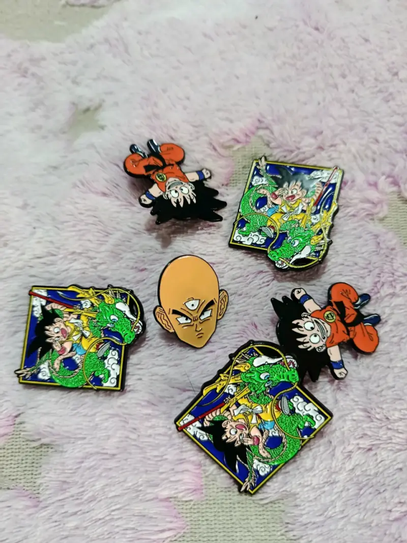 Set de pines de anime variados - 4