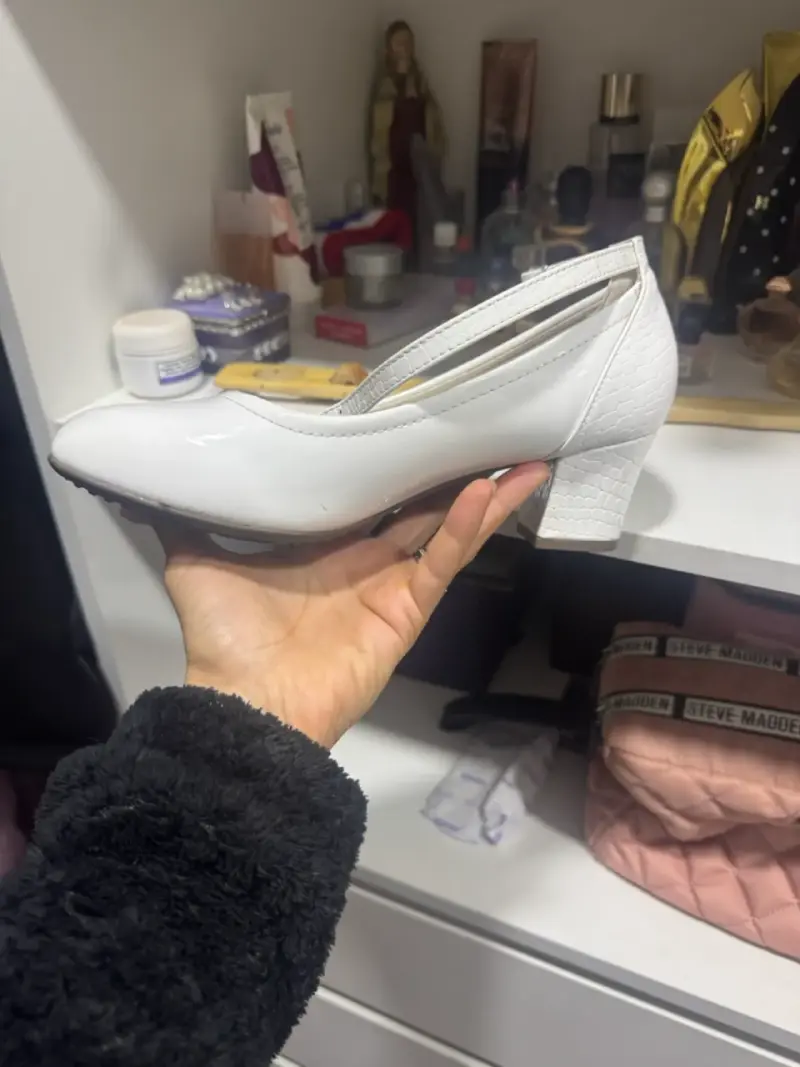 Zapatos de tacón medio blancos elegantes