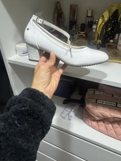 Zapatos de tacón medio blancos elegantes - miniatura 3