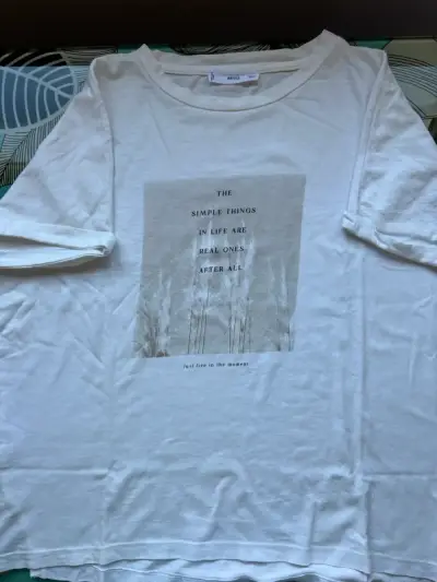 Polera blanca con estampado de texto Mango - miniatura 2