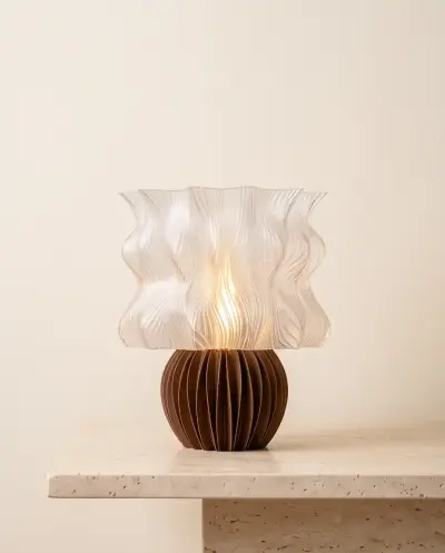 Lámpara de mesa decorativa con diseño ondulado - miniatura 4