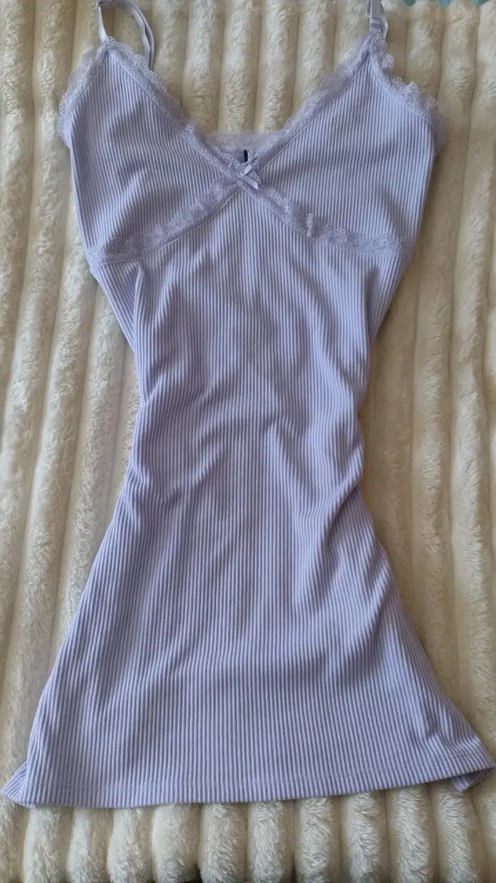 Vestido de tirantes lila con encaje