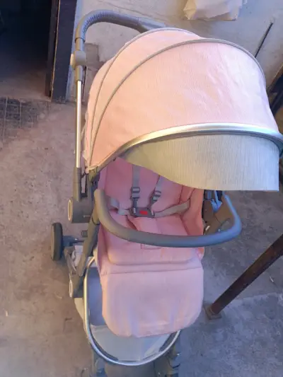 Coche de bebé rosa con capota ajustable - miniatura 1