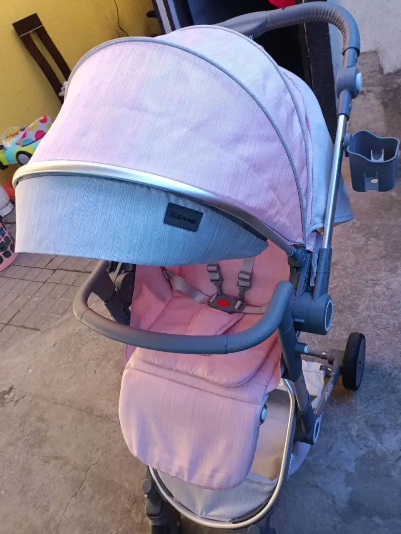 Coche de bebé rosa con capota ajustable - 2