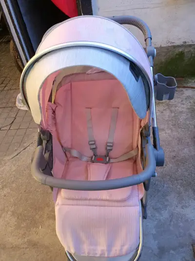 Coche de bebé rosa con capota ajustable - miniatura 3