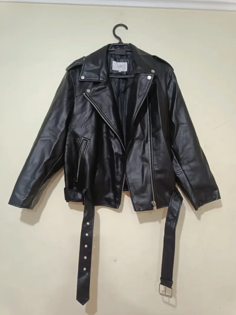 Chaqueta de cuero sintético negra con cinturón