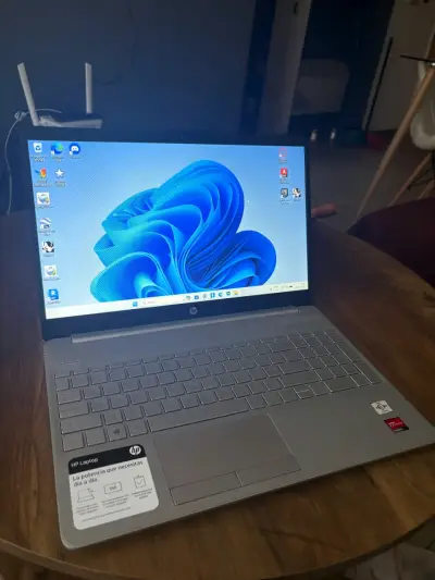 Laptop HP con AMD Athlon Silver 8GB RAM - miniatura 1
