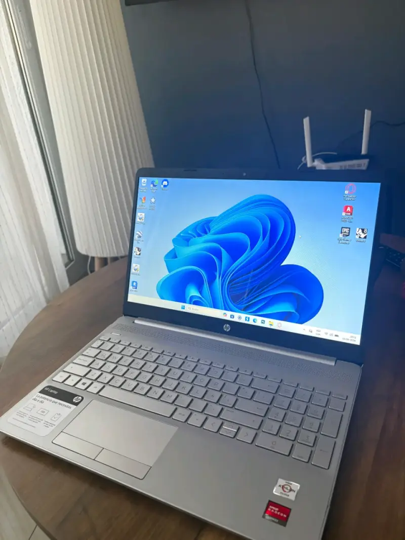 Laptop HP con AMD Athlon Silver 8GB RAM - 4