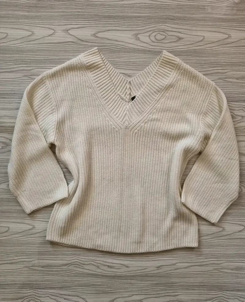 Suéter de punto blanco con cuello en V - 1