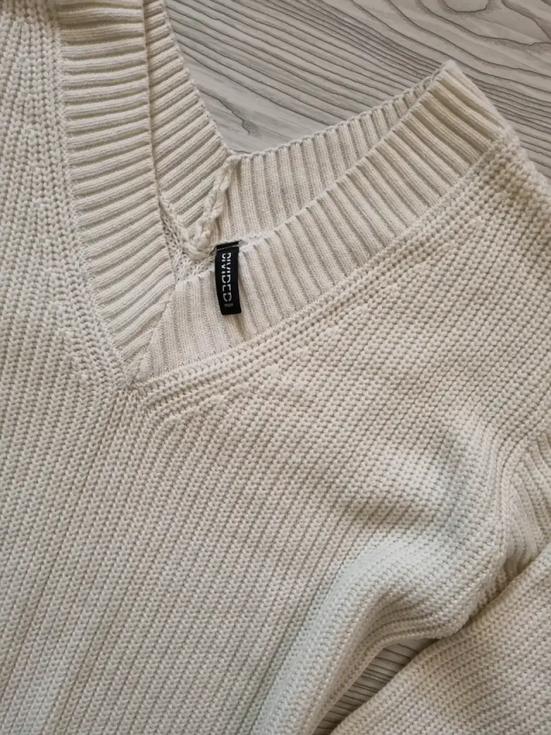 Suéter de punto blanco con cuello en V - 2