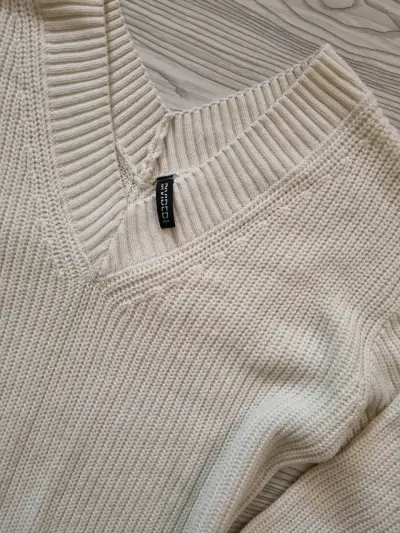 Suéter de punto blanco con cuello en V - miniatura 2