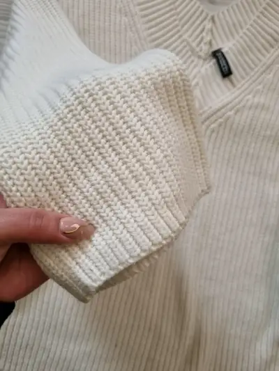 Suéter de punto blanco con cuello en V - miniatura 3