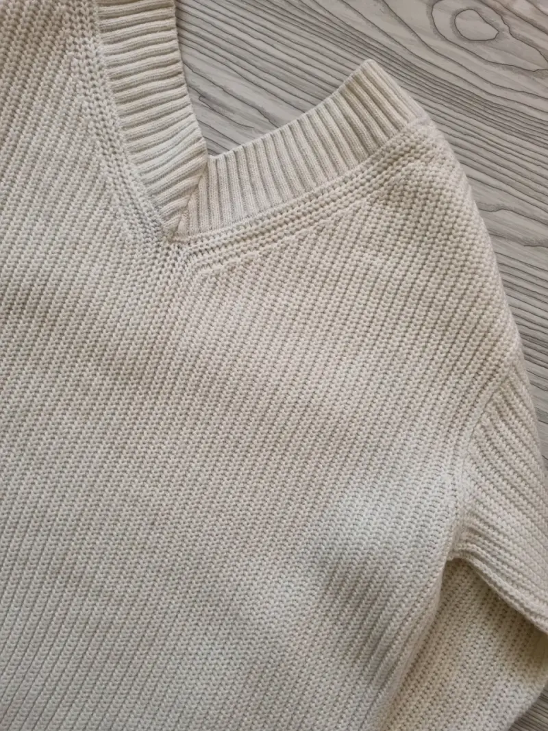 Suéter de punto blanco con cuello en V - 4