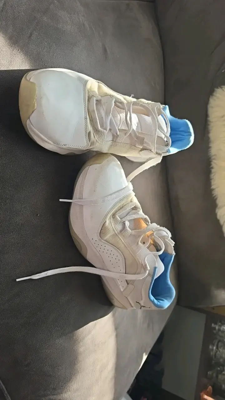 Zapatillas deportivas blancas con detalles azules - 1