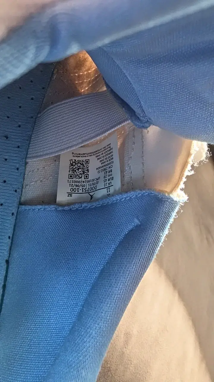 Zapatillas deportivas blancas con detalles azules - 3