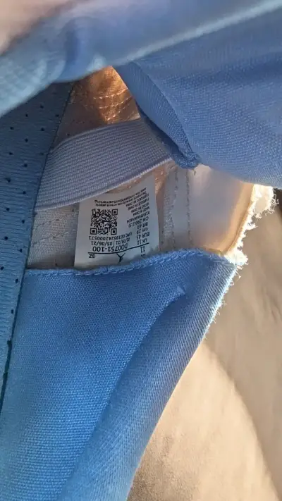 Zapatillas deportivas blancas con detalles azules - miniatura 3