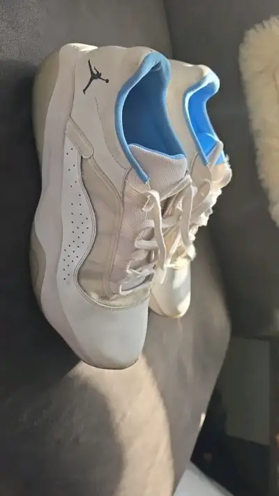 Zapatillas deportivas blancas con detalles azules - miniatura 4